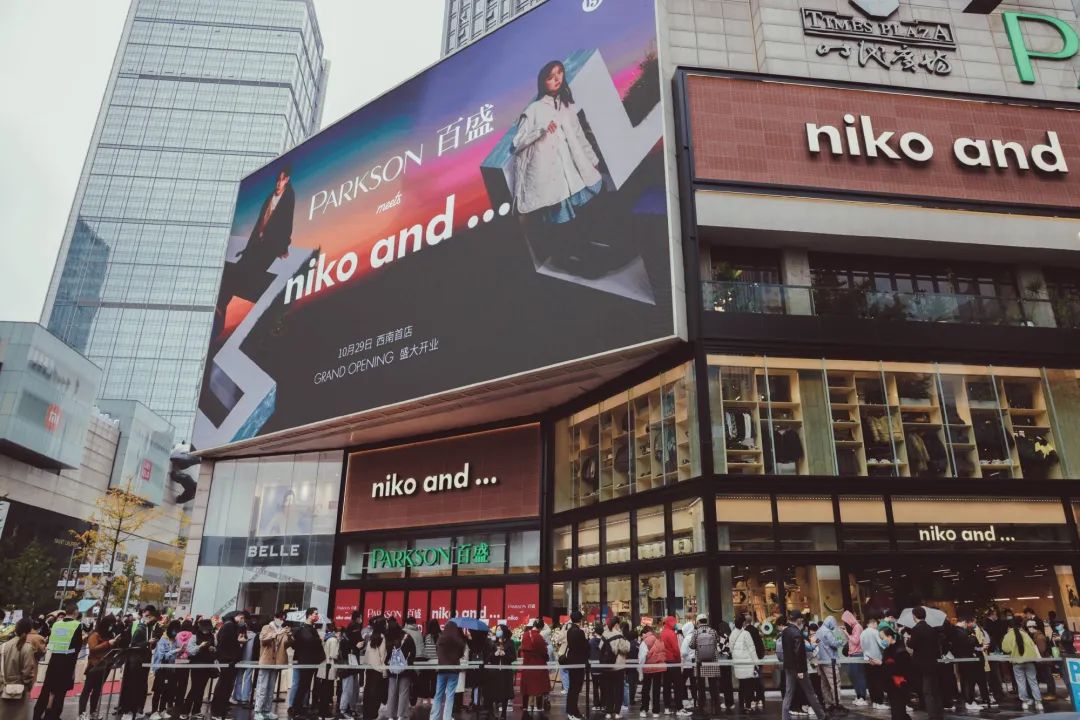 LPL海报大比拼：LNG集合打CALL RNG斗转星移